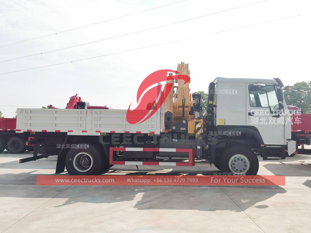 High quality HOWO 4&times;4 off-road truck with crane for sale