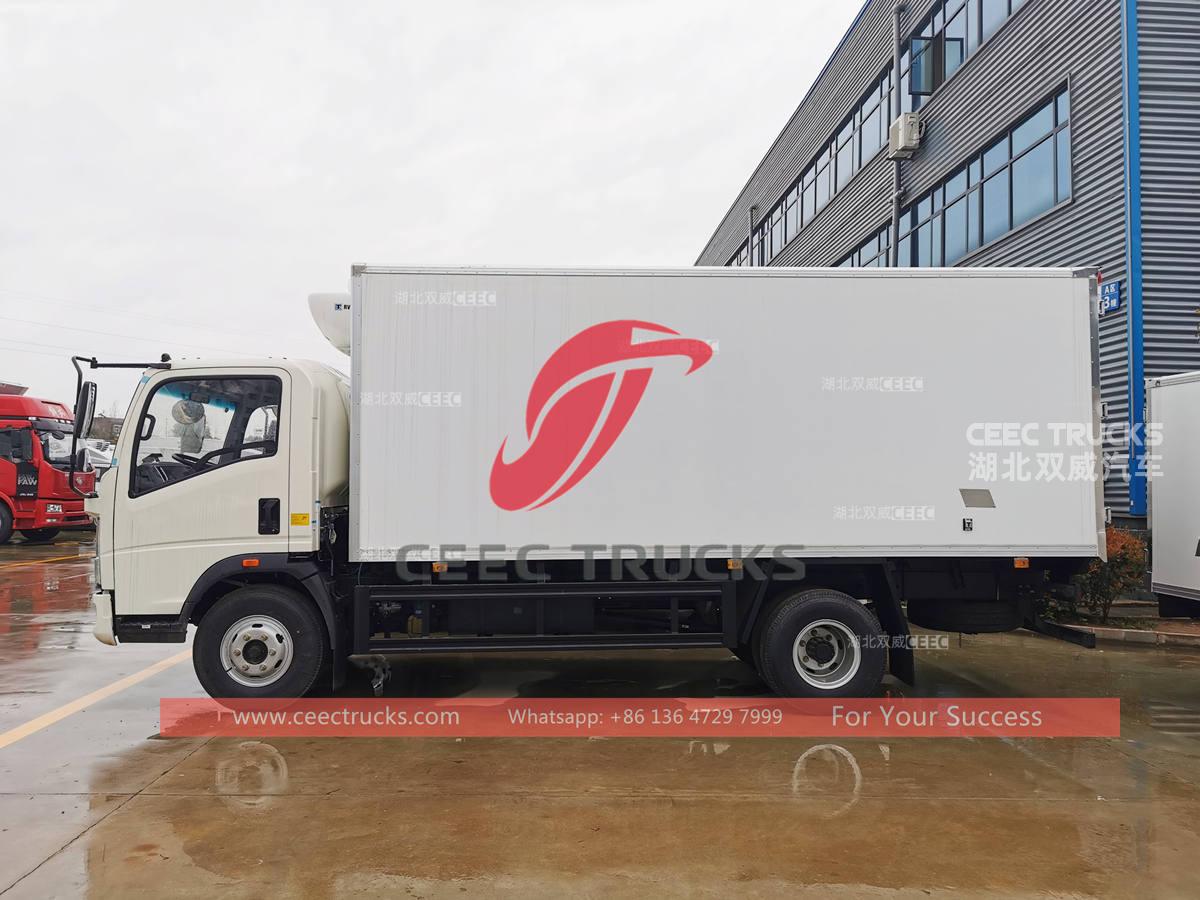 Factory supplies HOWO 4&Atilde;2 mini reefer van at best price
