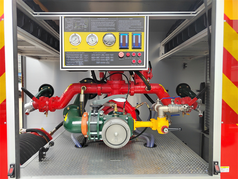 Isuzu fire engine rear mounted pump room
