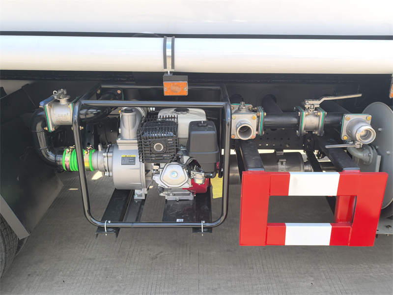 ISUZU NPR water tank truck