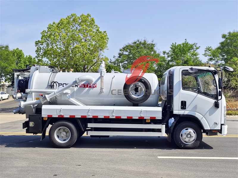 Isuzu 4,000 liters combined jetting suction truck Isuzu 4,000 liters combined jetting suction truck