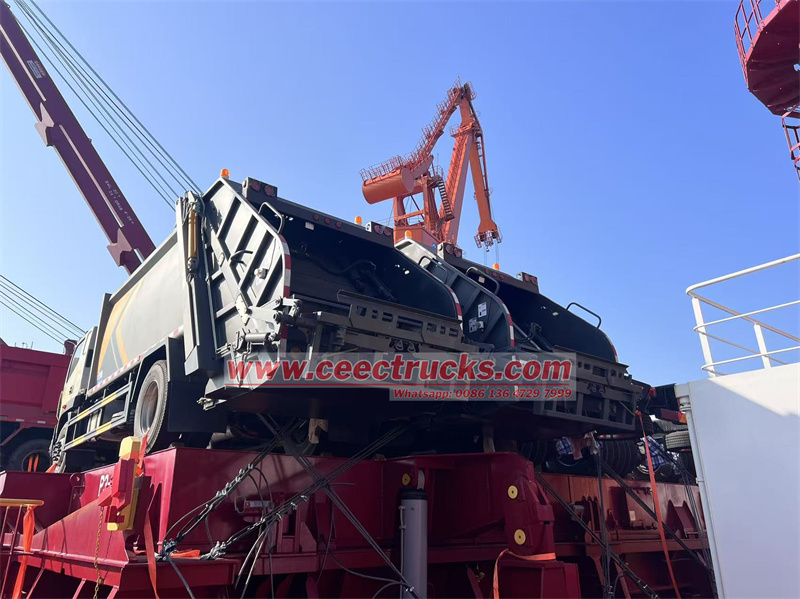 FOTON refuse compactor trucks for shipment