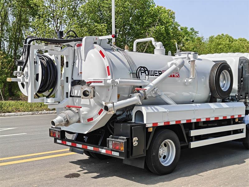 Isuzu combined vacuum jetting truck with 60m hose reel