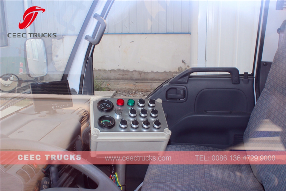 รถกวาดถนนดูดฝุ่น ISUZU 5 CBM