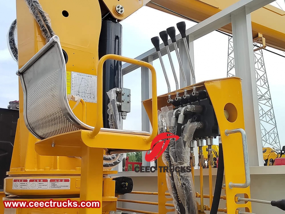 รถบรรทุกติดเครนบูมแข็งอีซูซุ 3 ตัน