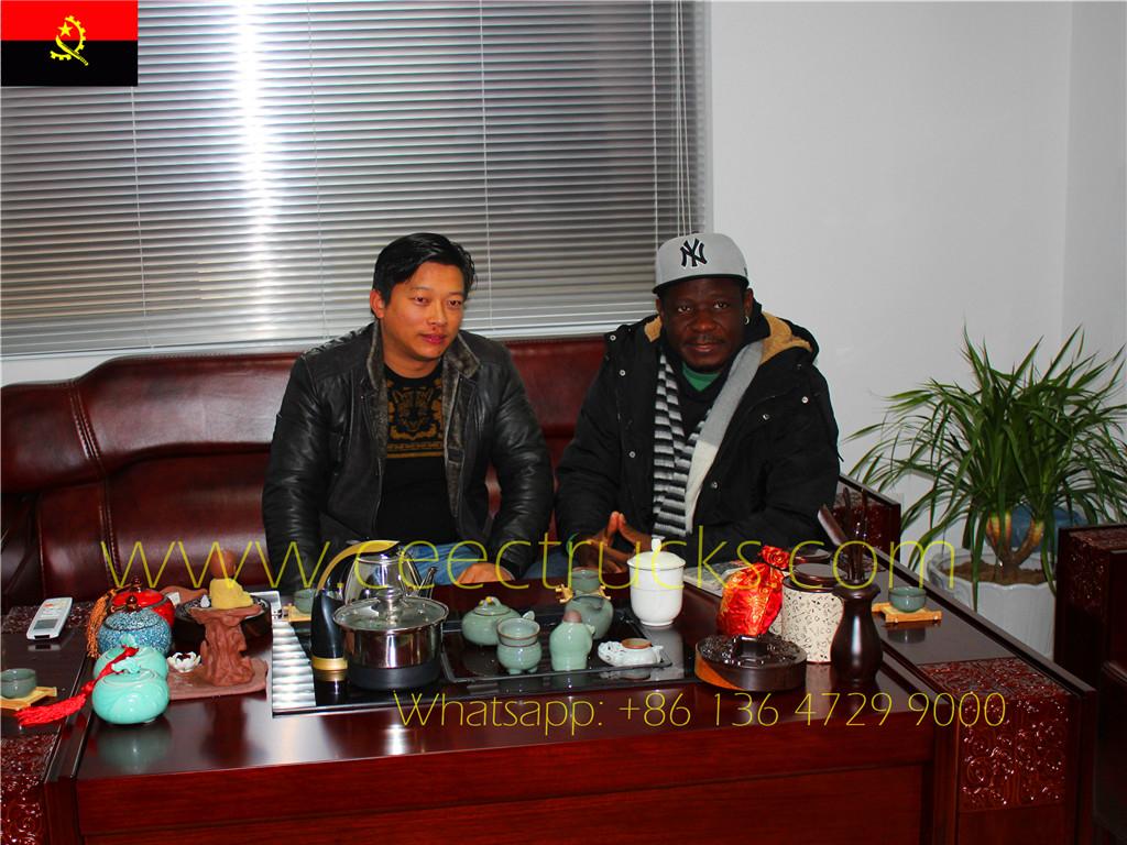 ลูกค้าแองโกลามาเยี่ยมชมโรงงานของเราเพื่อตรวจสอบรถบรรทุกน้ำ