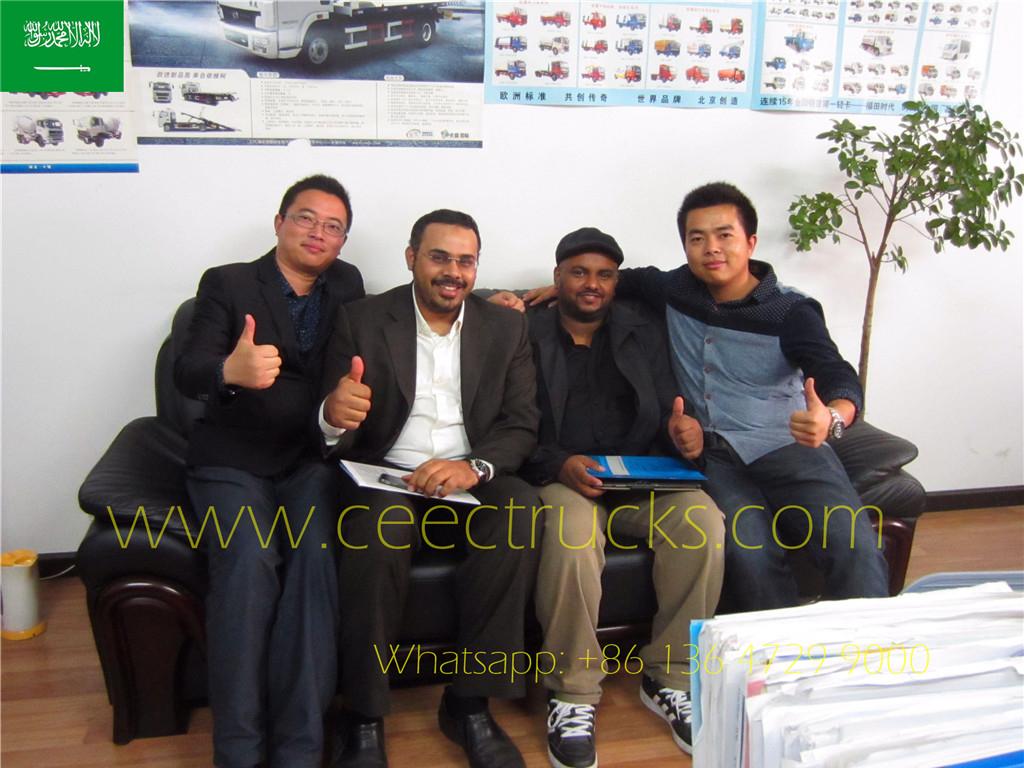 ลูกค้าซาอุดีอาระเบียมาเยี่ยมชมโรงงานของเราสำหรับรถกึ่งพ่วงบรรทุกน้ำมันเชื้อเพลิง