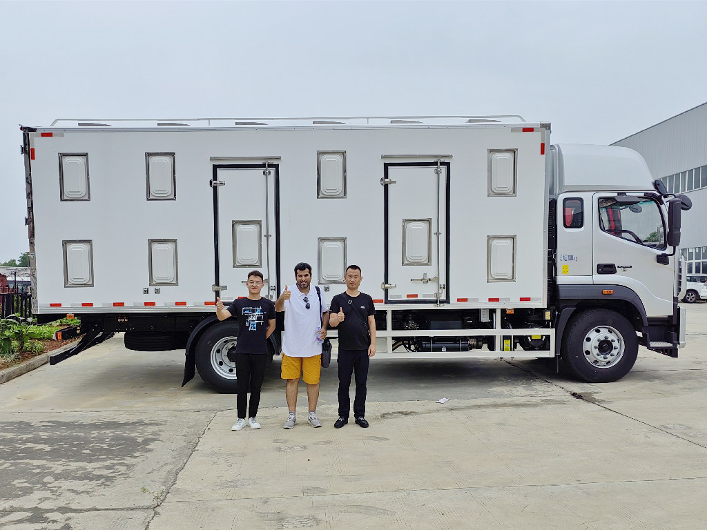 ลูกค้าซาอุดีอาระเบียมาเยี่ยมชมเพื่อซื้อรถบรรทุกตู้เย็น ISUZU Giga